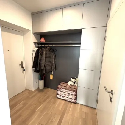 LUX TOWER - TOP  2-ZIMMER WOHNUNG - Tischlermöbel  & großer Balkon im 12. OIG - Bild 2