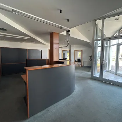 Moderne Büro-/Praxisfläche mit 8 Stellplätzen in Kronstorf, Oberösterreich - ideal für effizientes Arbeiten! - Bild 2