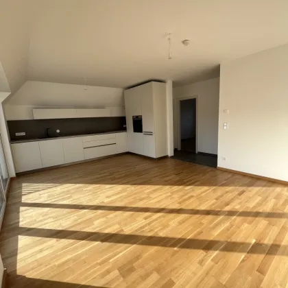 Lichtdurchflutete Dachgeschosswohnung - moderner Erstbezug mit 4 Zimmern und Balkon! - Bild 2