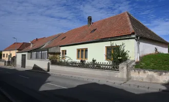 Vielseitiges Wohnen an der Retzer Stadtgrenze: 2 Einheiten, Weinkeller & Nebenräume