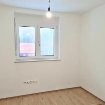 Helle Mietwohnung im 1.OG in absoluter Ruhelage mit Freisicht samt Ostbalkon, Loggia, Carport mit Abstellraum und Parkplatz. - Bild 3