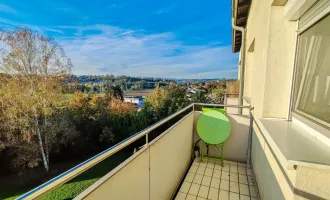 Sonnige Wohnung im Süden von Enns. - Balkon mit Blick ins Grüne, Keller & Parkplatz.