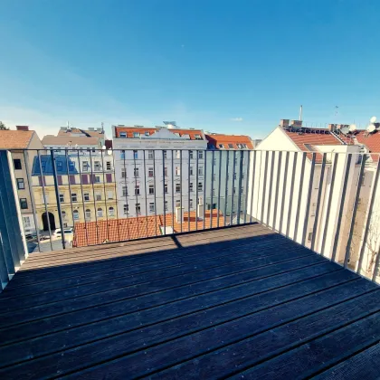 Neuer Preis! WOW! Stylisch Wohnen im Dachgeschoss! Hofseitiger West-Balkon + Perfekte Raumaufteilung + Perfekte Infrastruktur + Ruhige Seitengasse + Toller Fernblick! - Bild 2