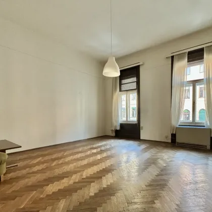 Historischer Charme an der neuen Technik: Altbauwohnung mit hofseitigem Süd-Balkon - Bild 2