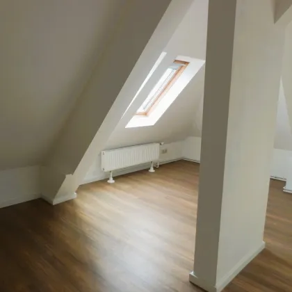 Altbau-Dachgeschoßwohnung mit Flair - Bild 3