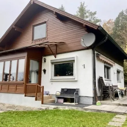 Einfamilienhaus auf 2815 m2 Grund, indyllisch gelegen mit herrlichem Fernblick: Wohnebene + Dachboden, Kellerhaus, Garage, Erd-Weinkeller, Schrägaufzug, am Ortsrand Kirchstetten, Nähe A1 + Westbahn, ca. 50 min. nach Wien! - Bild 2