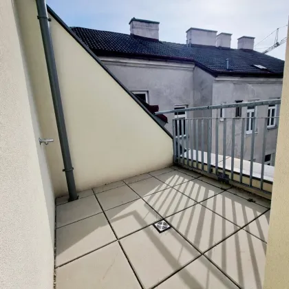 Reduzierter Preis! Charmante DG-Maisonettewohnung mit 2,5 Zimmer und Terrasse + Ideale Infrastruktur + Wunderschön saniertes Altbauhaus! Jetzt zugreifen! - Bild 3