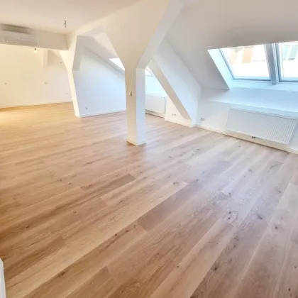 Stylischer Wohntraum im Dachgeschoss! Frisch saniert + Ruhelage + Traumhaftes Altbauhaus + Hofseitige Terrasse + U-Bahn ums Eck + Beste Infrastruktur und Anbindung! - Bild 2