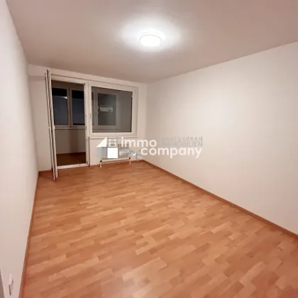 Helle 2-Zimmer-Wohnung mit Loggia und Garage in zentraler Lage - perfekt für Pendler! - Bild 2