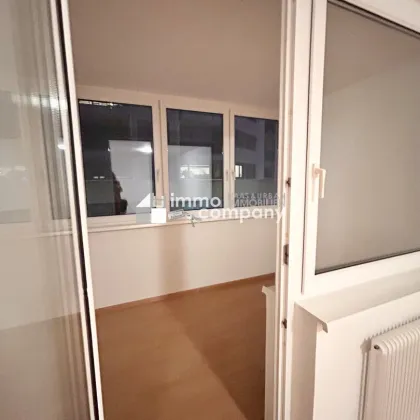 Helle 2-Zimmer-Wohnung mit Loggia und Garage in zentraler Lage - perfekt für Pendler! - Bild 3