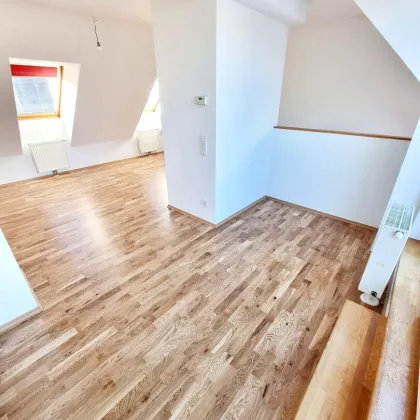 Fernblick! Kompakte 2-Zimmer im Dachgeschoss mit Terrasse! Traumhaft saniertes Altbauhaus + Stylisches Stiegenhaus + Tolle Infrastruktur und Anbindung + Lebensqualität! Auch für Anleger interessant! - Bild 3