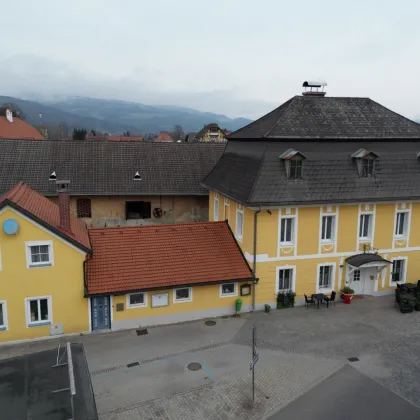 Gebäudeensemble im Zentrum Wohnhaus und Café mit Pension sowie imposantem Stadl und Garten - Bild 3