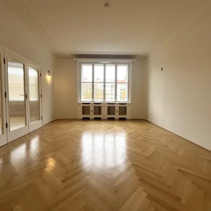 AM MODENAPARK: LICHTDURCHFLUTETE 7 ZIMMER-WOHNUNG MIT 2 BALKONEN IN STILALTBAU (ERSTBEZUG) - Bild 3